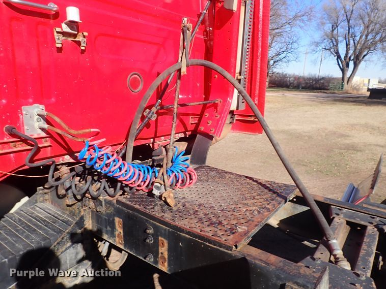 image for item DQ5019 1988 White GMC WIA  semi truck