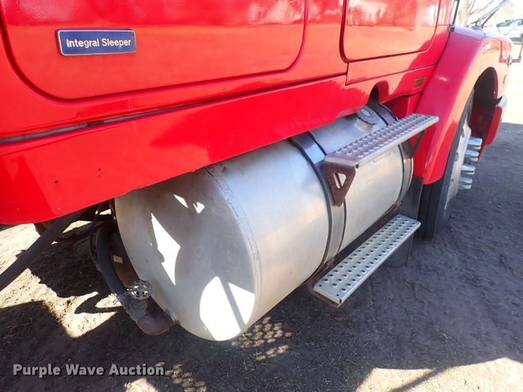 image for item DQ5019 1988 White GMC WIA  semi truck