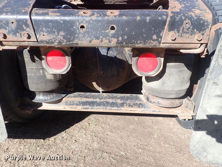 image for item DQ5019 1988 White GMC WIA  semi truck