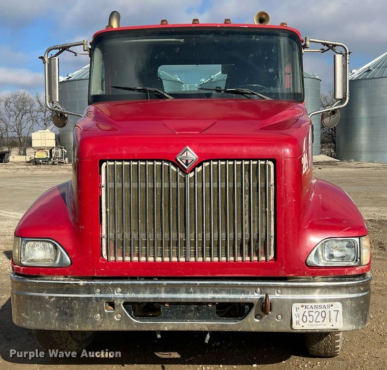 image for item ID9453 2003 International 9200i  semi truck