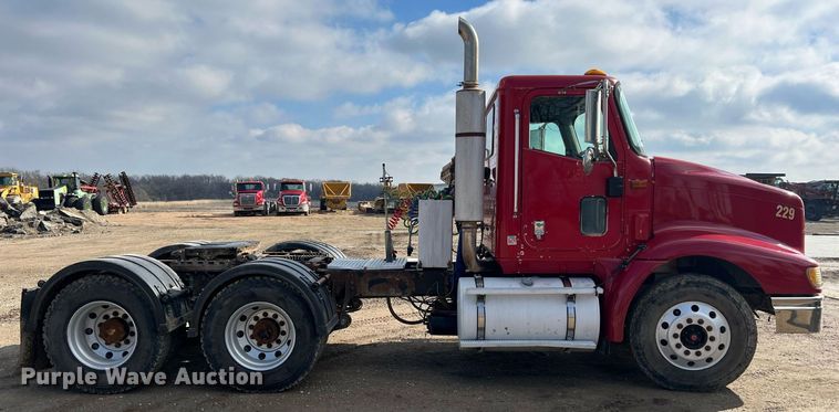 image for item ID9453 2003 International 9200i  semi truck