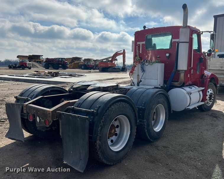 image for item ID9453 2003 International 9200i  semi truck