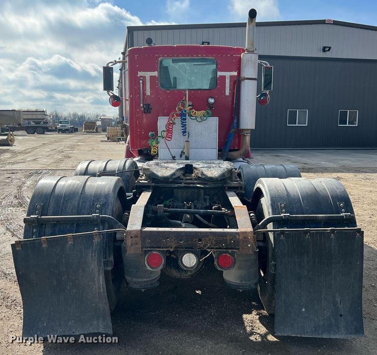 image for item ID9453 2003 International 9200i  semi truck