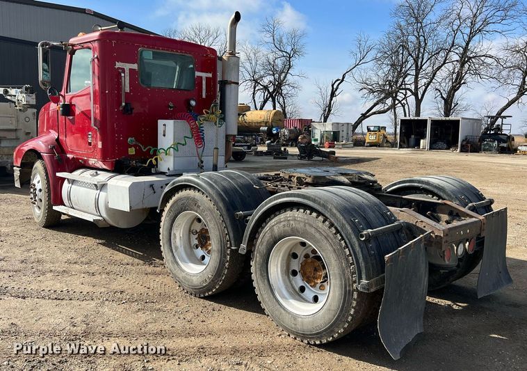 image for item ID9453 2003 International 9200i  semi truck