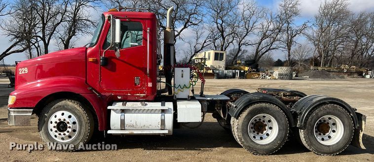 image for item ID9453 2003 International 9200i  semi truck