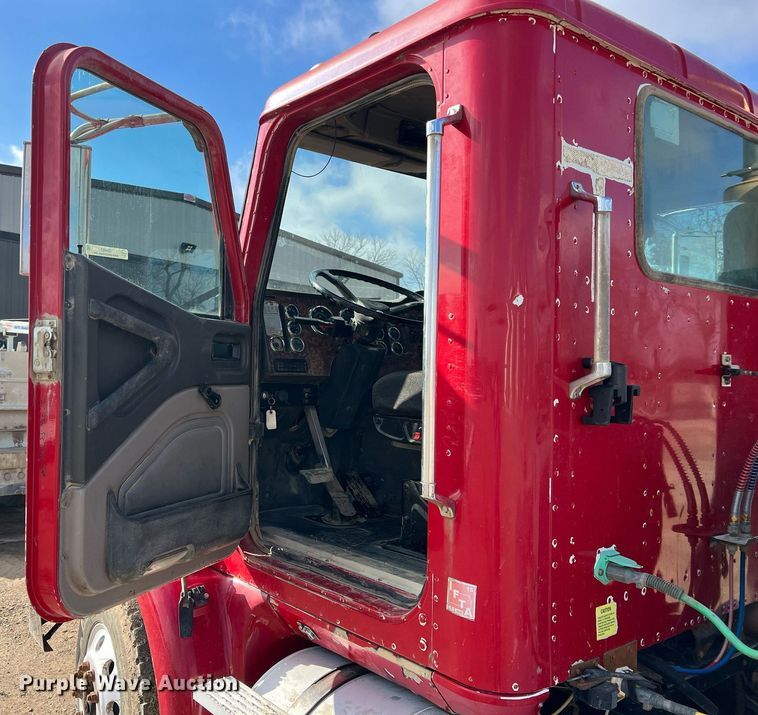 image for item ID9453 2003 International 9200i  semi truck