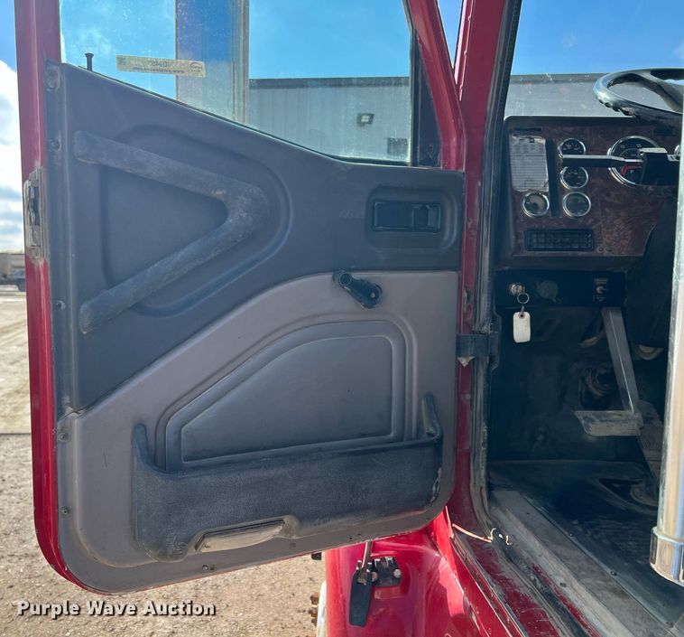 image for item ID9453 2003 International 9200i  semi truck