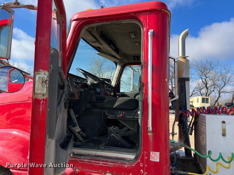 image for item ID9453 2003 International 9200i  semi truck