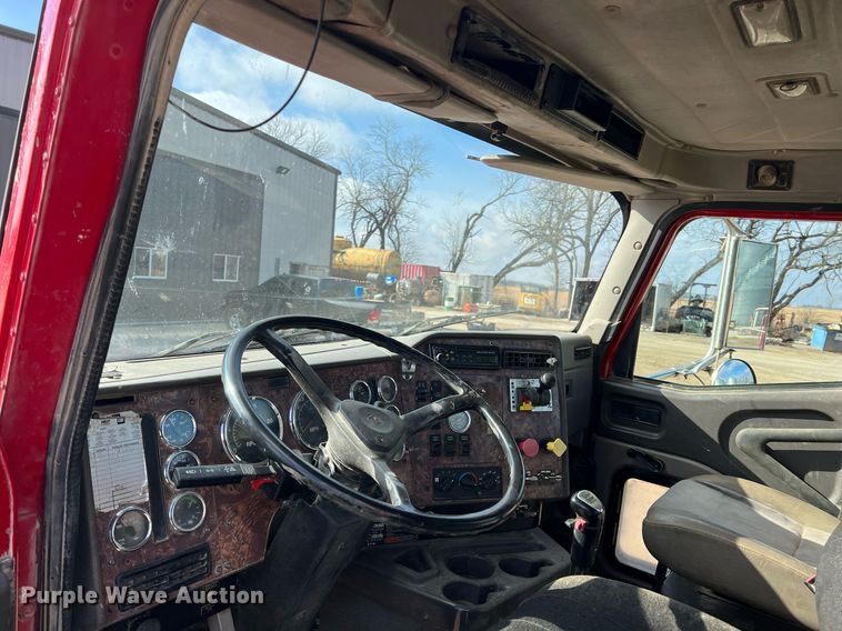 image for item ID9453 2003 International 9200i  semi truck