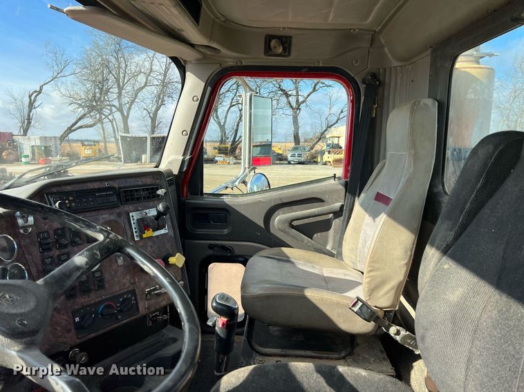 image for item ID9453 2003 International 9200i  semi truck