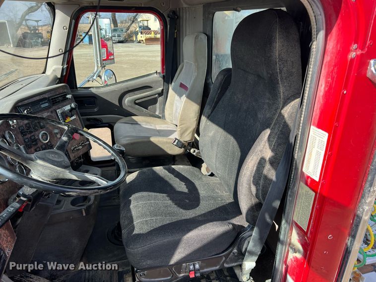 image for item ID9453 2003 International 9200i  semi truck