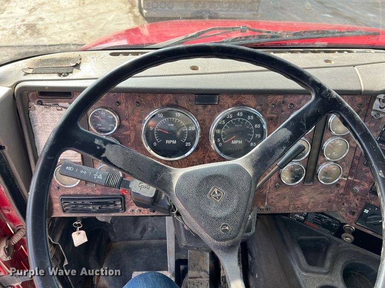 image for item ID9453 2003 International 9200i  semi truck