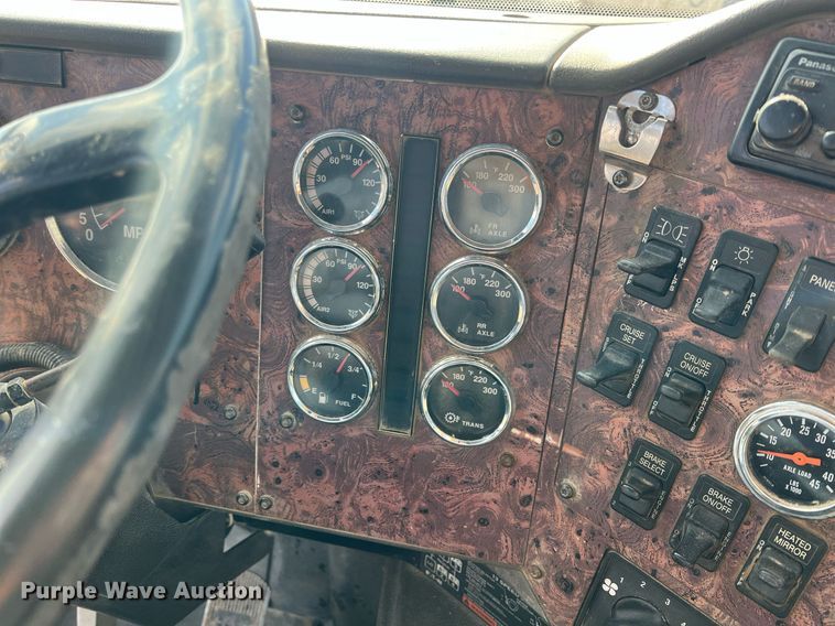 image for item ID9453 2003 International 9200i  semi truck