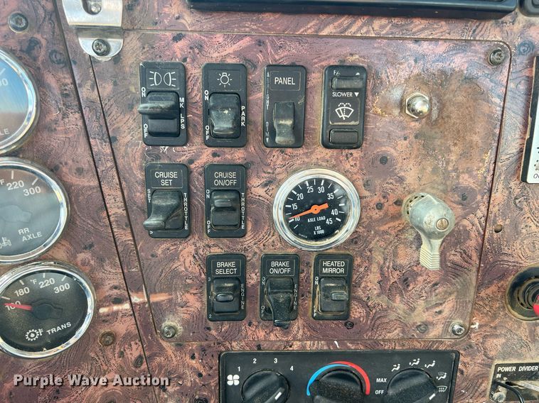 image for item ID9453 2003 International 9200i  semi truck