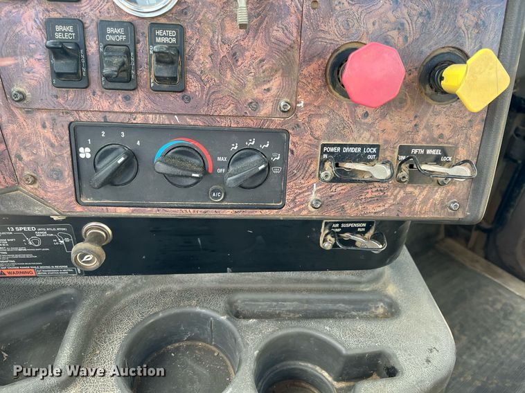 image for item ID9453 2003 International 9200i  semi truck