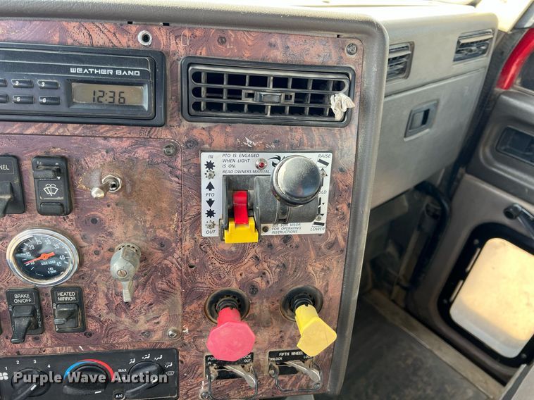 image for item ID9453 2003 International 9200i  semi truck