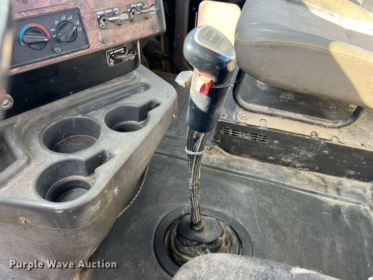 image for item ID9453 2003 International 9200i  semi truck