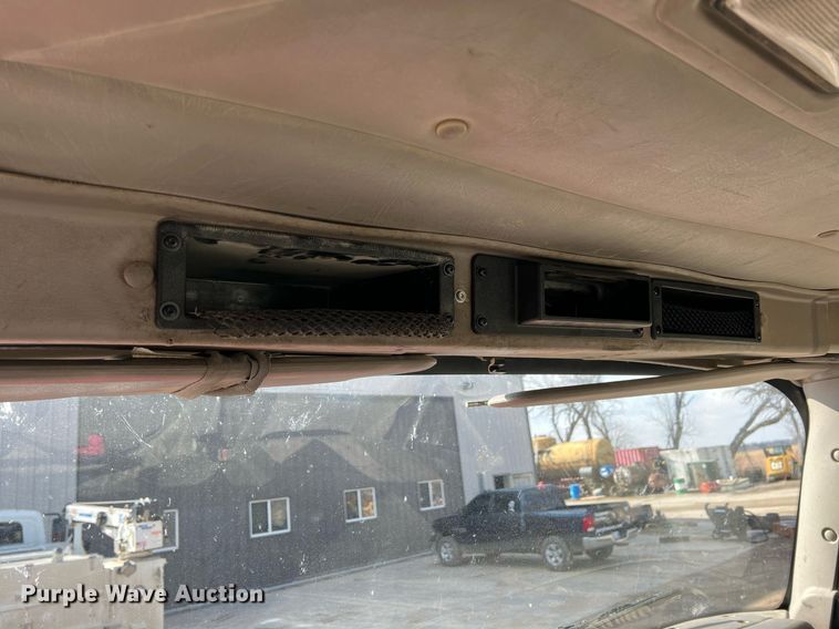 image for item ID9453 2003 International 9200i  semi truck