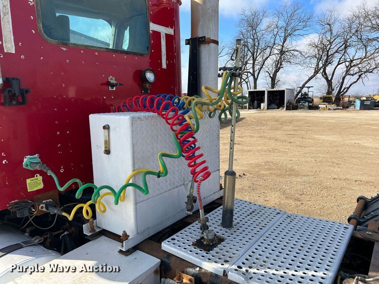 image for item ID9453 2003 International 9200i  semi truck