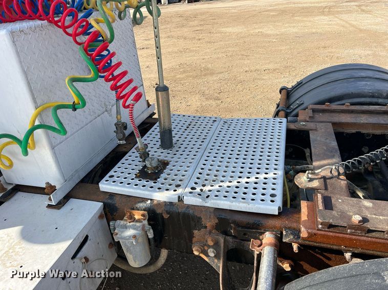 image for item ID9453 2003 International 9200i  semi truck