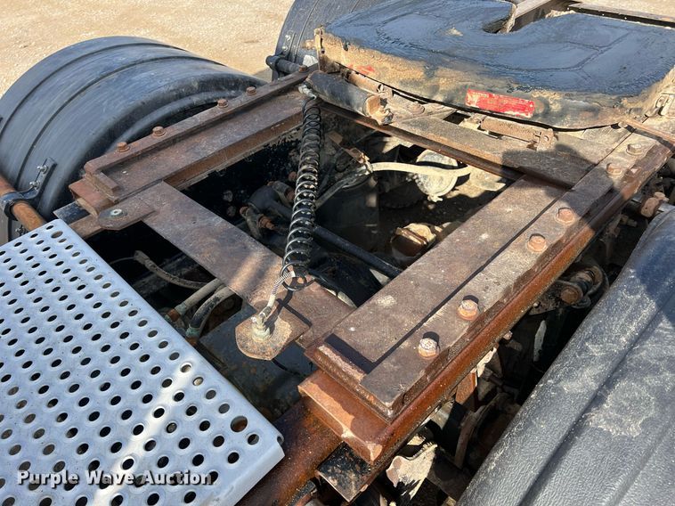 image for item ID9453 2003 International 9200i  semi truck