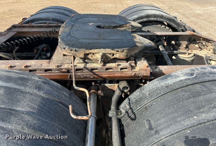 image for item ID9453 2003 International 9200i  semi truck