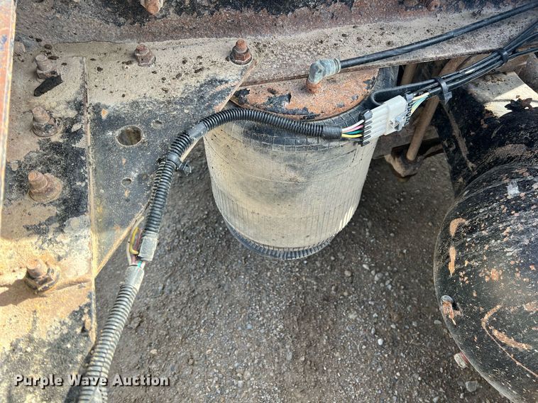 image for item ID9453 2003 International 9200i  semi truck