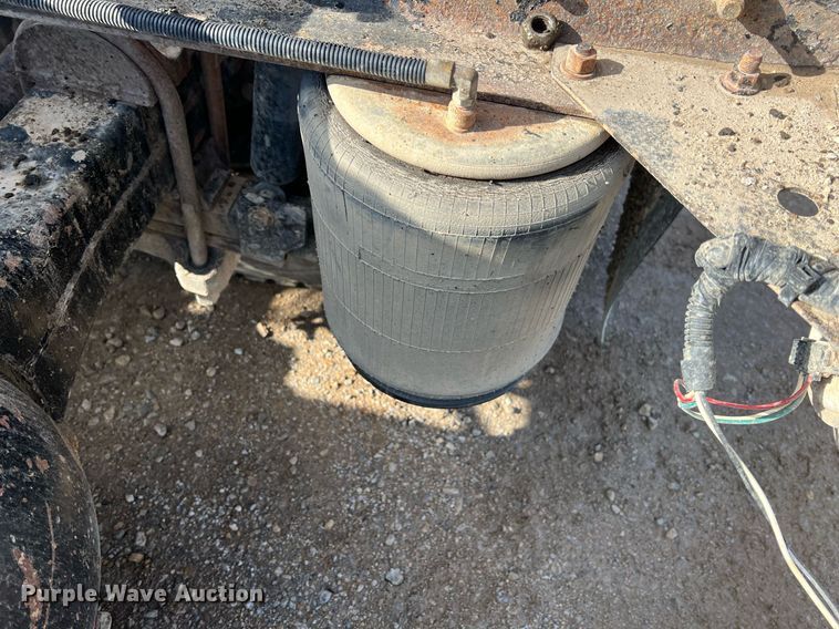 image for item ID9453 2003 International 9200i  semi truck