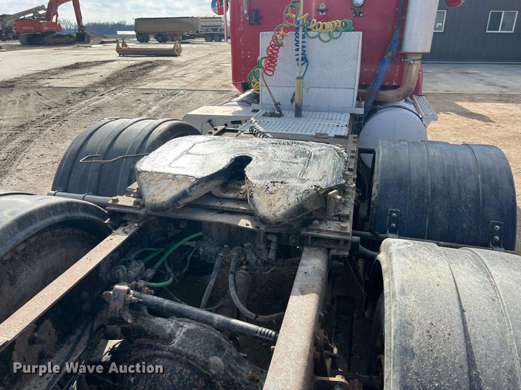 image for item ID9453 2003 International 9200i  semi truck