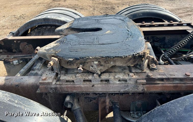 image for item ID9453 2003 International 9200i  semi truck