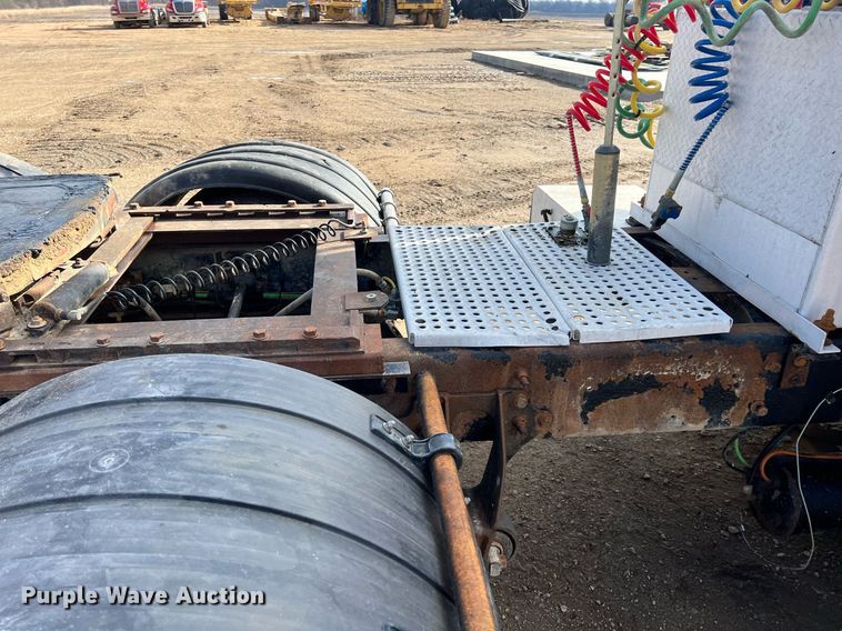 image for item ID9453 2003 International 9200i  semi truck