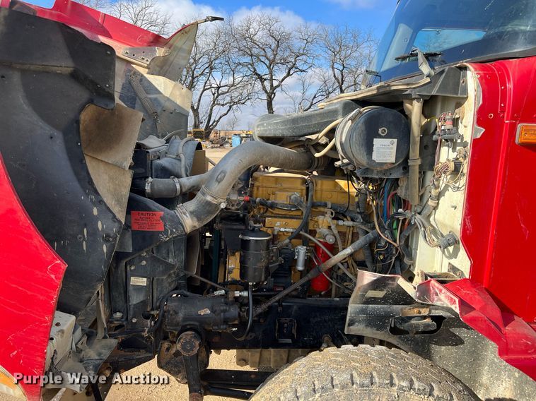 image for item ID9453 2003 International 9200i  semi truck