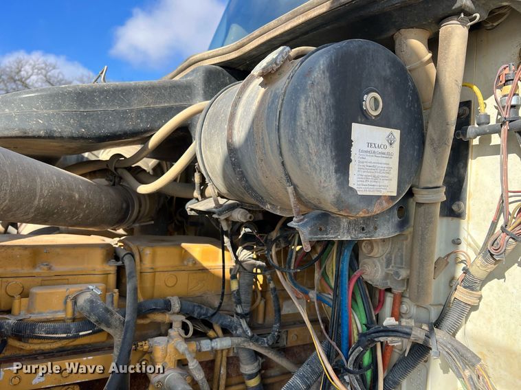 image for item ID9453 2003 International 9200i  semi truck