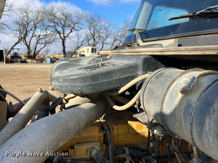 image for item ID9453 2003 International 9200i  semi truck