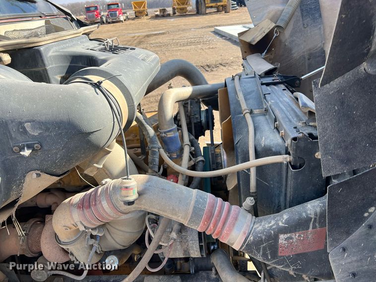 image for item ID9453 2003 International 9200i  semi truck