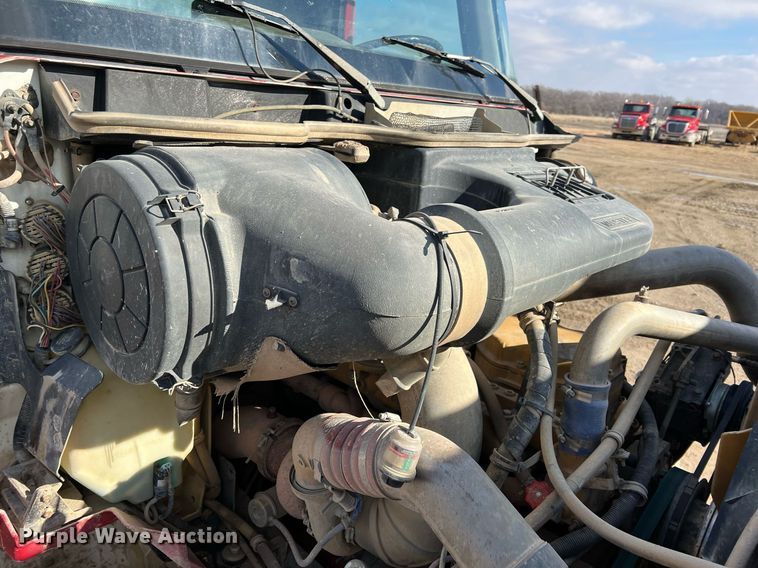 image for item ID9453 2003 International 9200i  semi truck