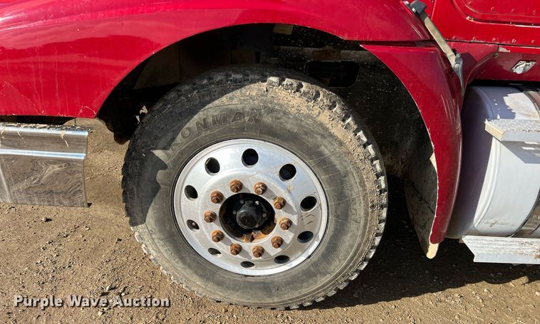 image for item ID9453 2003 International 9200i  semi truck