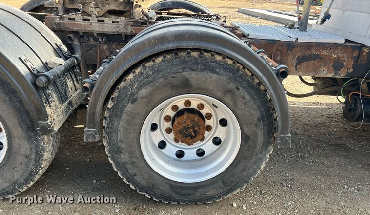 image for item ID9453 2003 International 9200i  semi truck