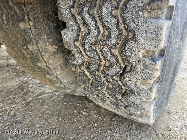 image for item ID9453 2003 International 9200i  semi truck