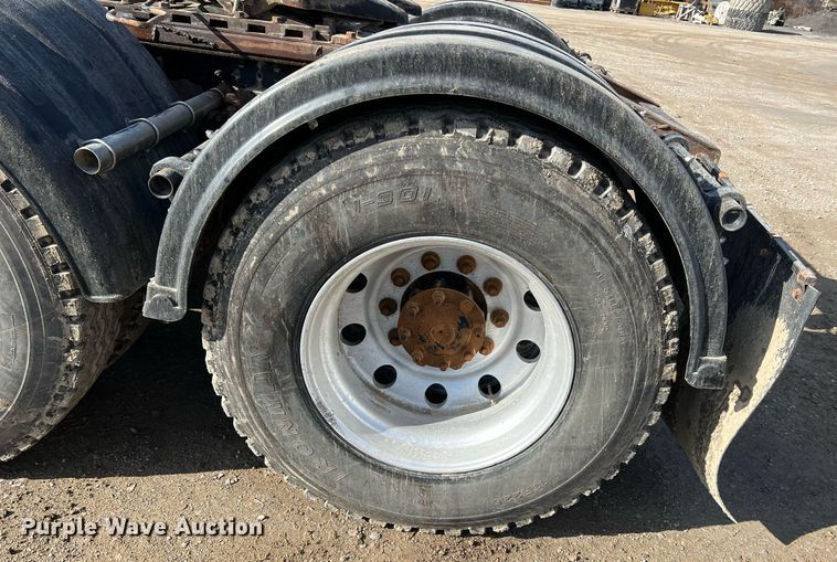 image for item ID9453 2003 International 9200i  semi truck