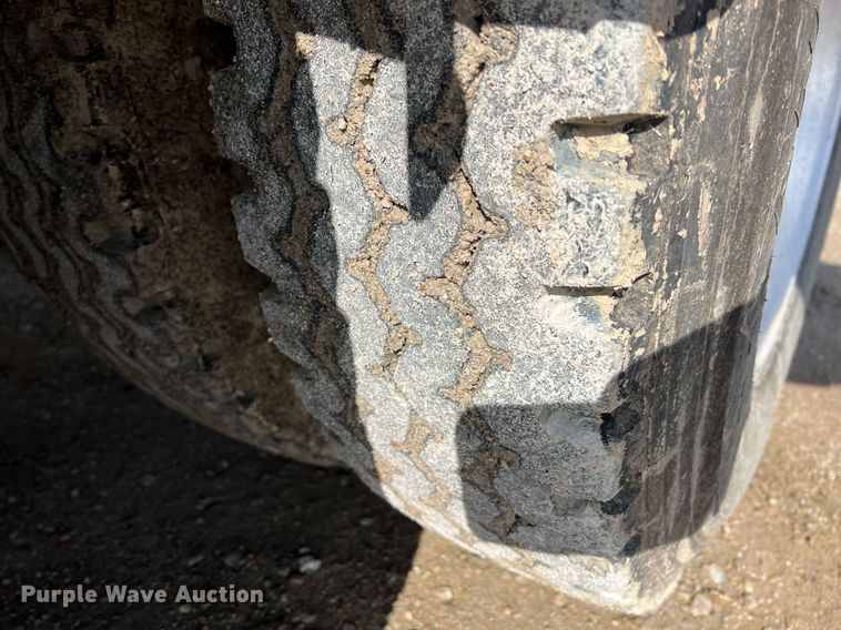 image for item ID9453 2003 International 9200i  semi truck