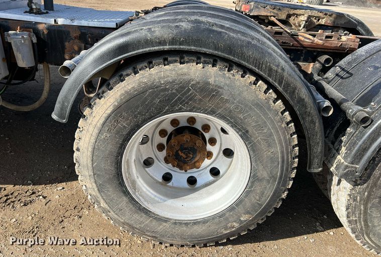 image for item ID9453 2003 International 9200i  semi truck