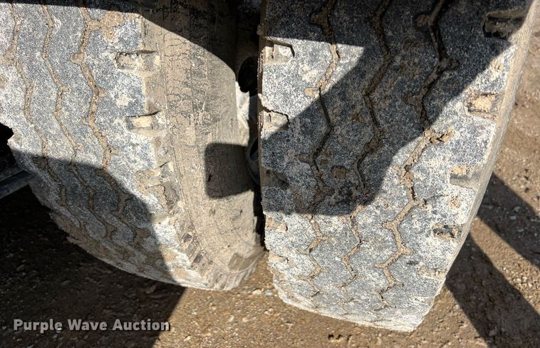 image for item ID9453 2003 International 9200i  semi truck