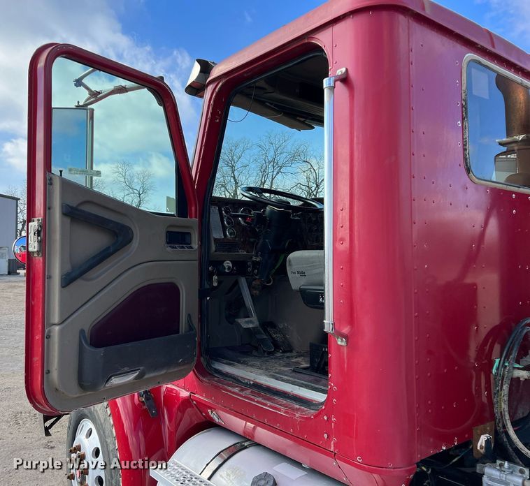 image for item ID9454 2007 International 9400i  semi truck