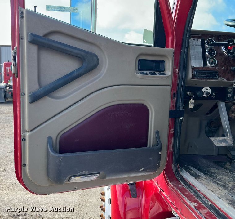 image for item ID9454 2007 International 9400i  semi truck