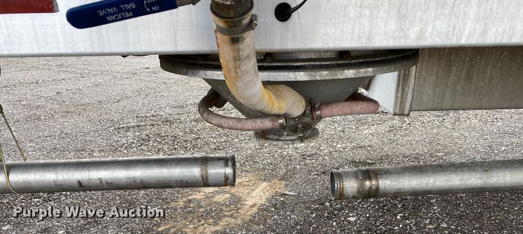 image for item JW9210 1996 Beall Trailers of Oregon BAPS-180-4  pneumatic dry bulk trailer