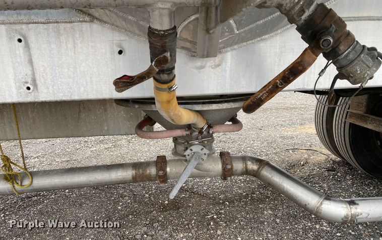 image for item JW9210 1996 Beall Trailers of Oregon BAPS-180-4  pneumatic dry bulk trailer