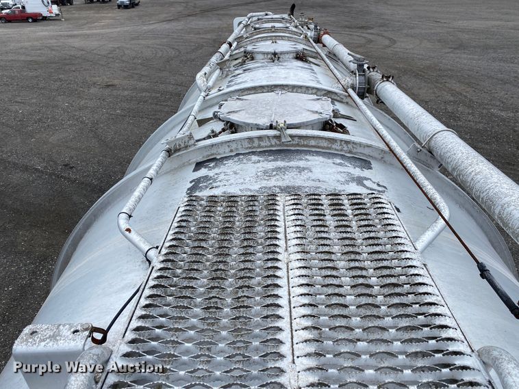 image for item JW9210 1996 Beall Trailers of Oregon BAPS-180-4  pneumatic dry bulk trailer