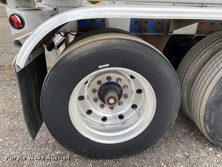 image for item JW9210 1996 Beall Trailers of Oregon BAPS-180-4  pneumatic dry bulk trailer