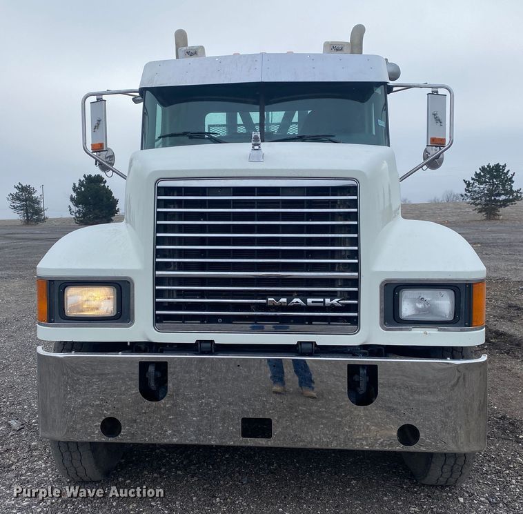 image for item JW9212 2016 Mack CHU613  semi truck